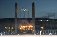 HAU vor dem Olympiastadion Also Thus 24.06.09